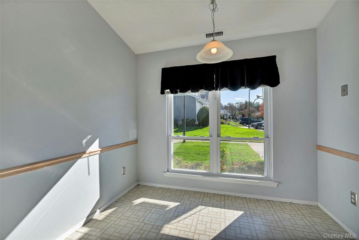 Empty room, Interior, Pendant Lights
