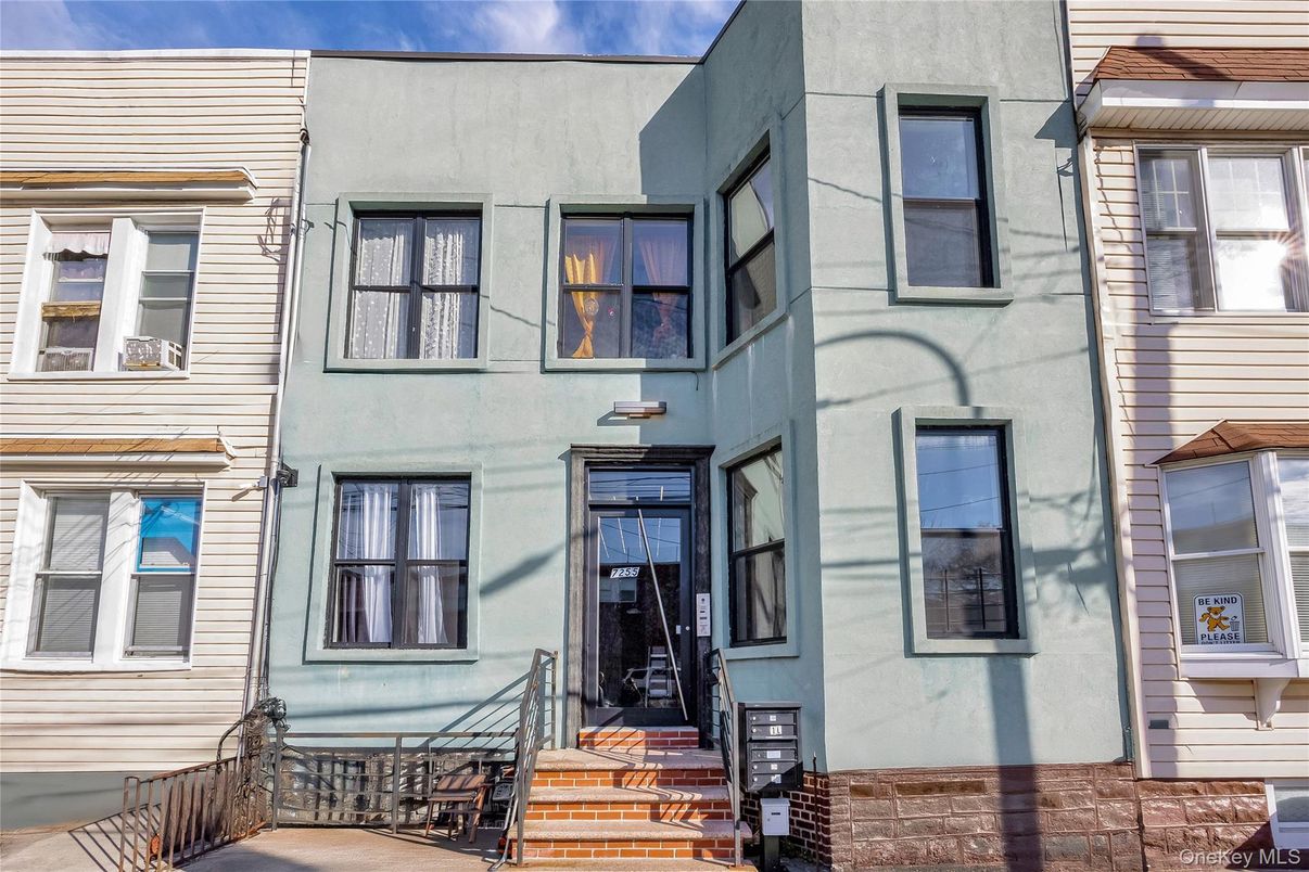 Exterior, Facade, Rowhouse