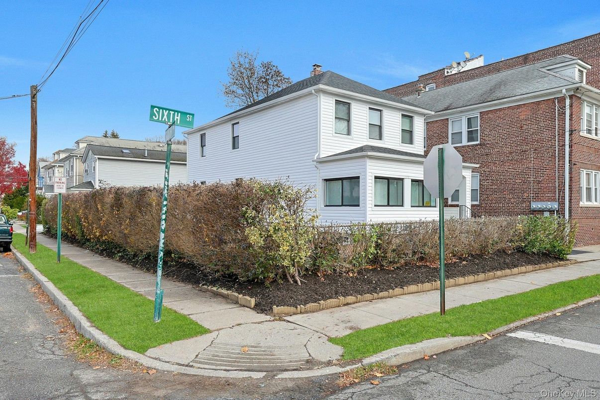 Exterior, Facade, Brick Facade, Georgian