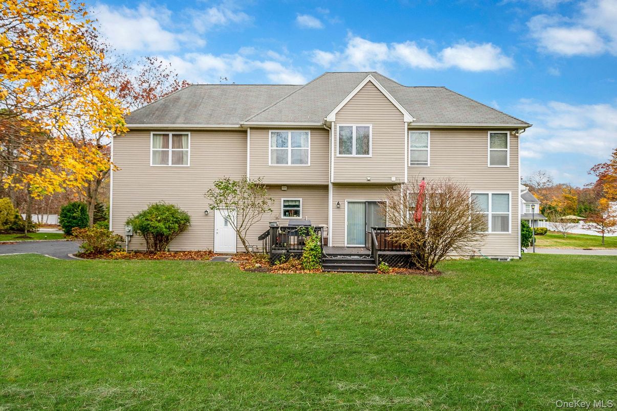 Attached, Exterior, Facade, Raised Ranch