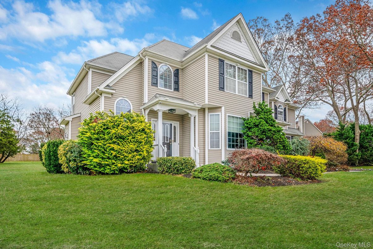Exterior, Facade, Queen Anne Victorian