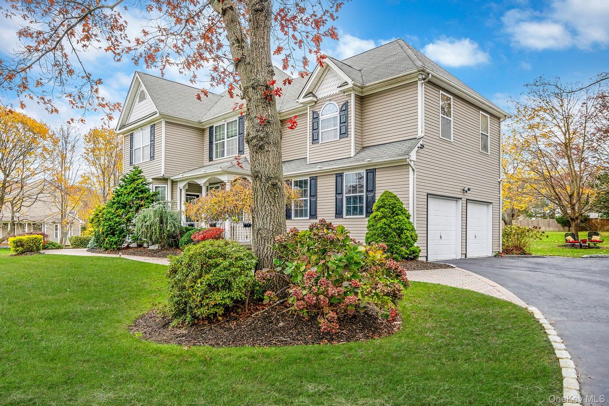 Attached, Exterior, Facade, Queen Anne Victorian