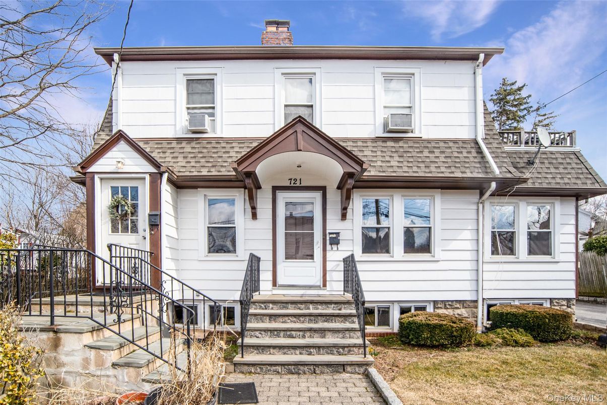 Exterior, Facade, American Foursquare