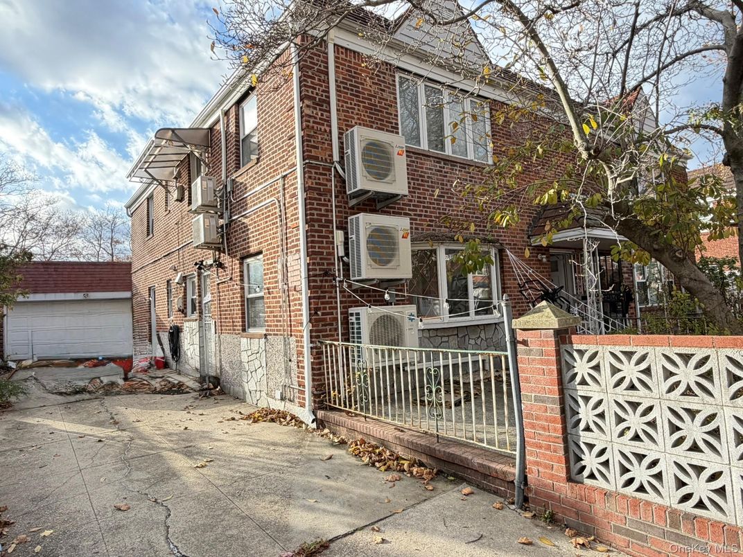 Exterior, Facade, Brick Facade, Rowhouse