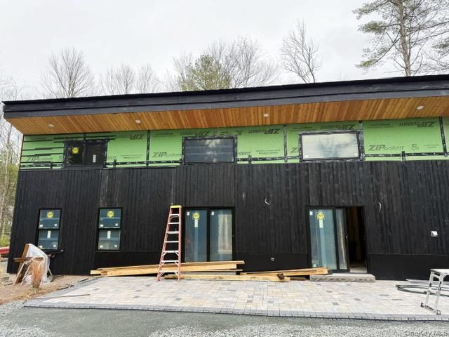 Exterior, Facade, Modern