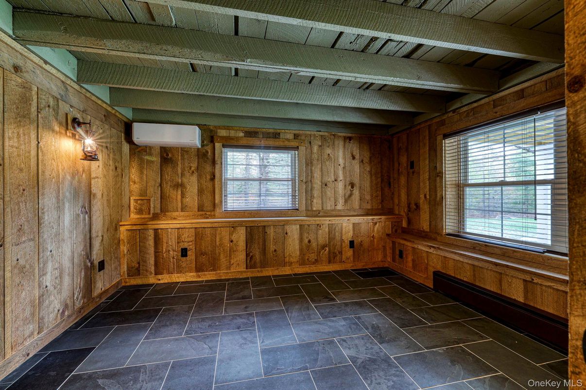 Empty room, Interior, Wooden Beams, Wooden Walls