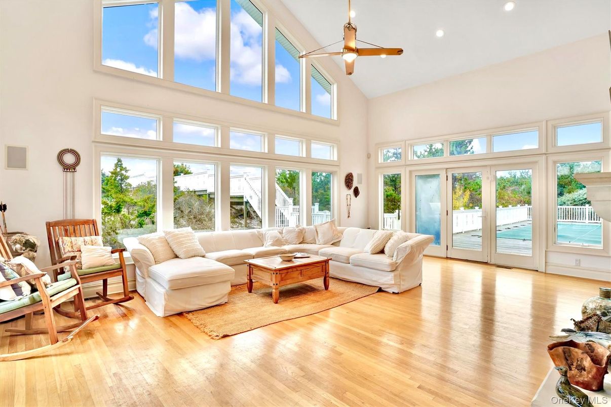 Interior, Living room, Recessed Lighting, Sun Room, Wood Texture Flooring