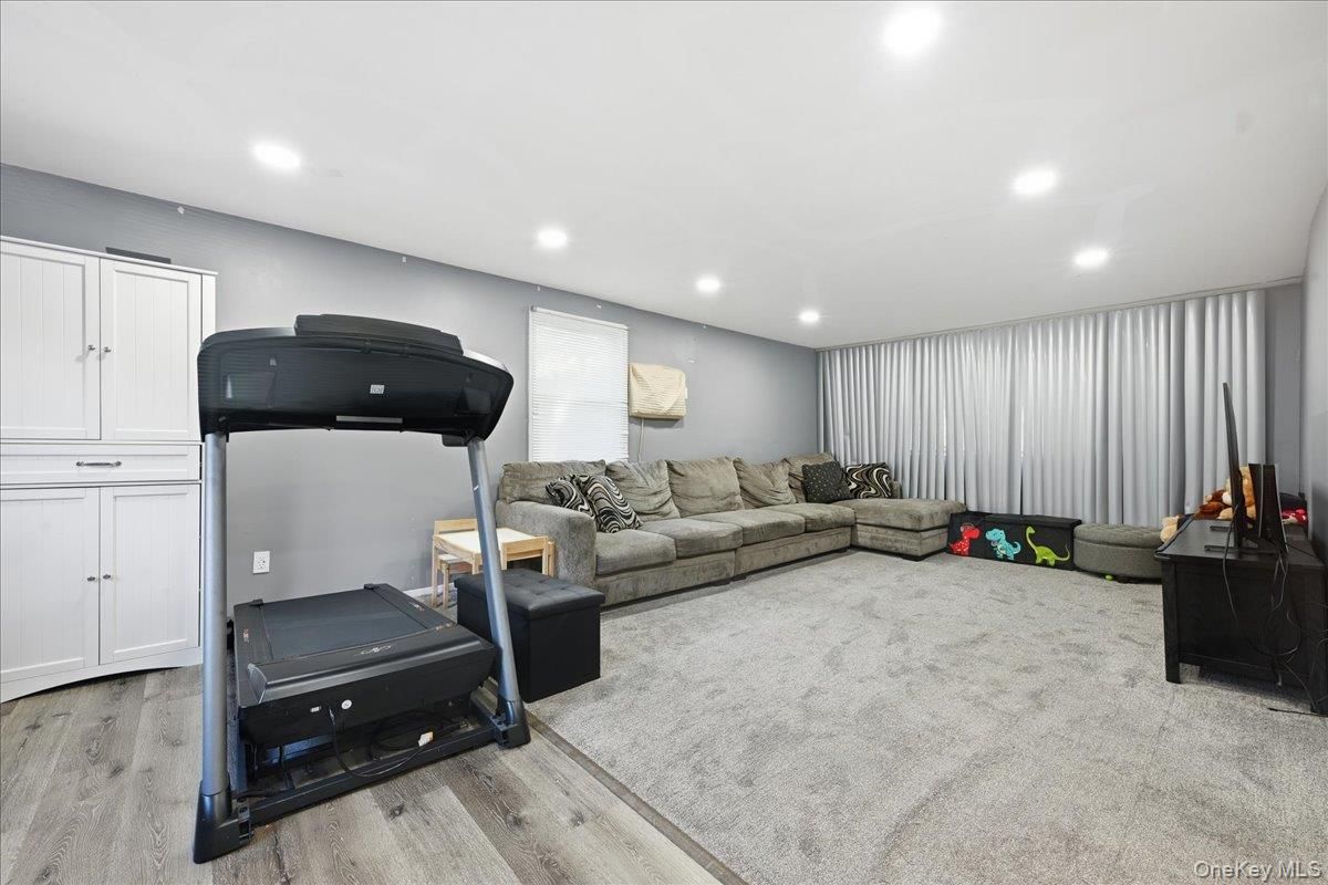 Fitness Equipment, Interior, Living room, Recessed Lighting, Wood Texture Flooring