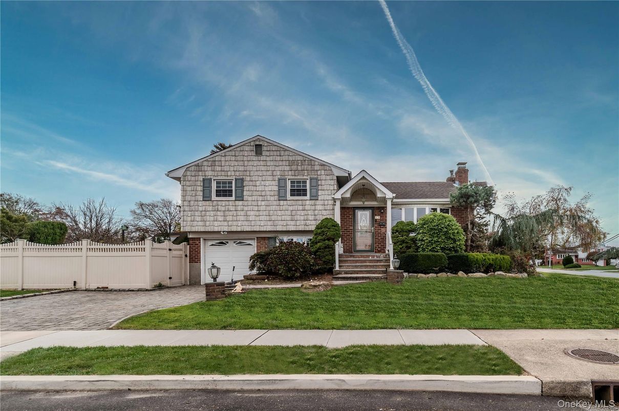 Attached, Exterior, Facade, Split Level