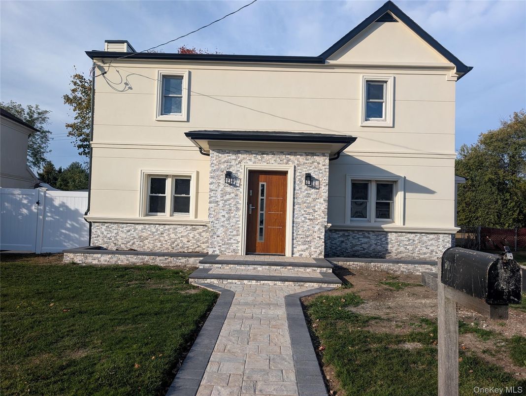 Exterior, Facade, American Foursquare