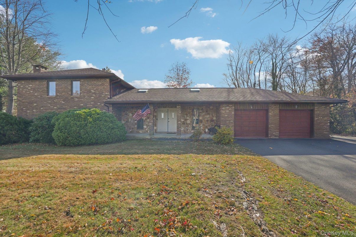 Attached, Exterior, Facade, Brick Facade, Split Level