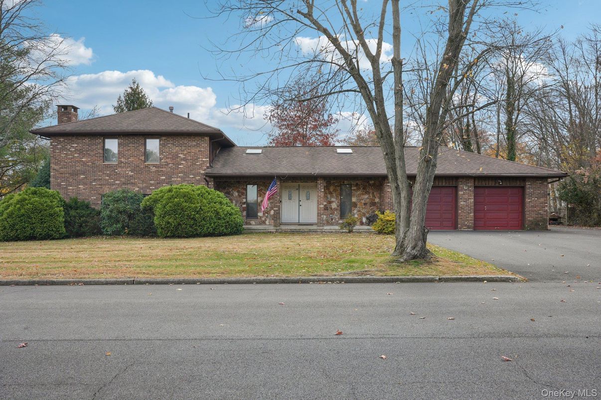 Attached, Exterior, Facade, Brick Facade, Split Level