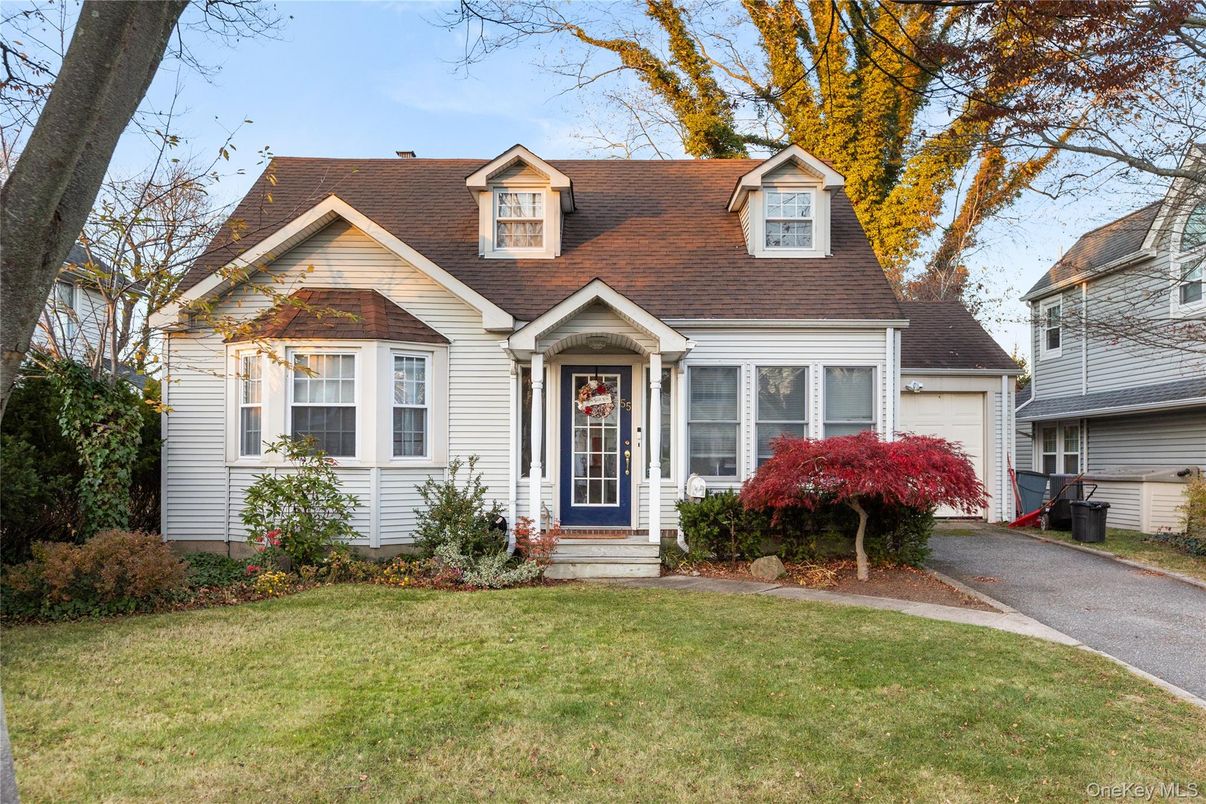 Attached, Exterior, Facade, Cape Cod