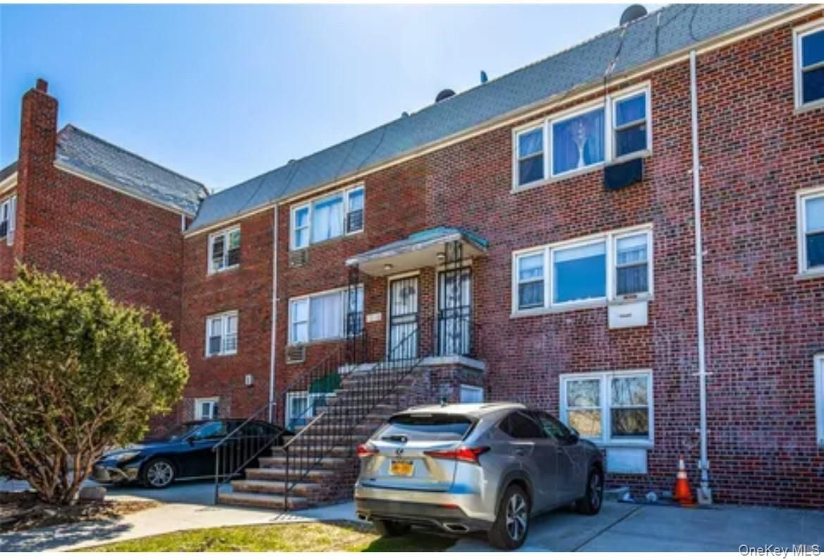 Exterior, Facade, Brick Facade, Rowhouse