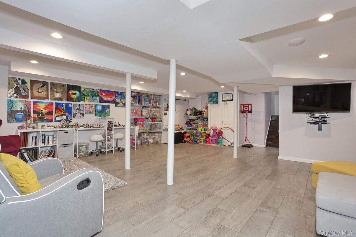 Interior, Recessed Lighting, Wood Texture Flooring
