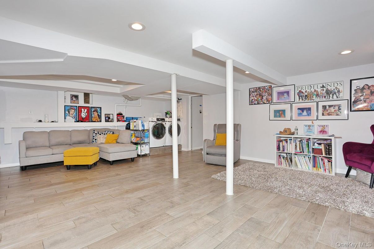 Interior, Recessed Lighting, Washer, Wood Texture Flooring