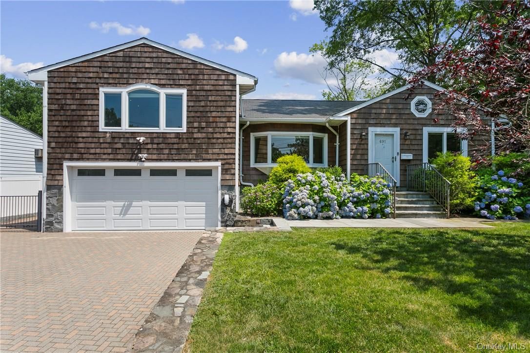 Attached, Exterior, Facade, Split Level