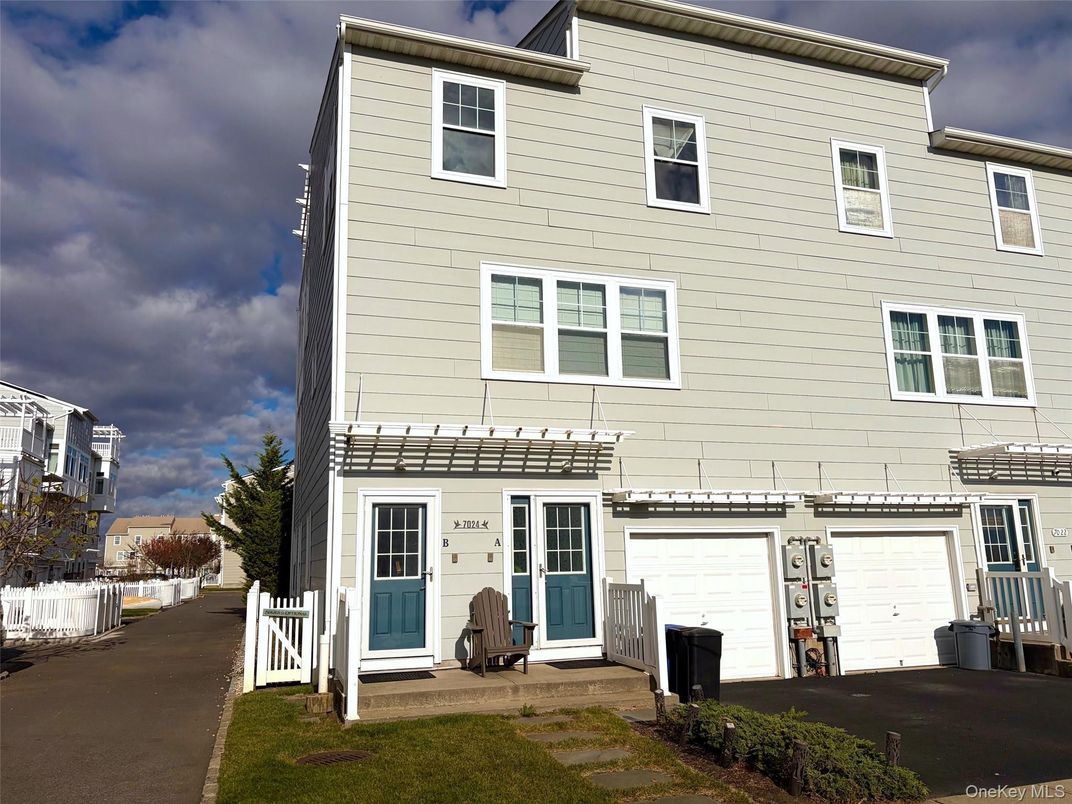 Attached, Exterior, Facade, Rowhouse