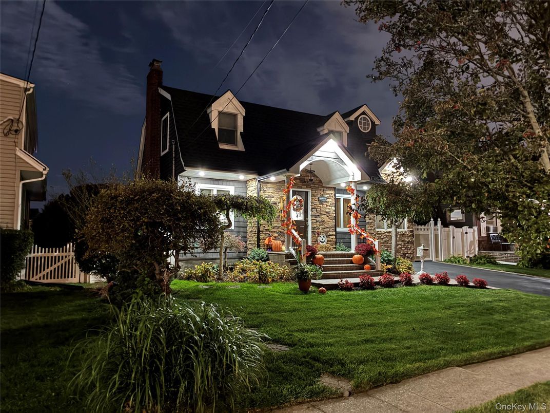 Exterior, Facade, Cape Cod