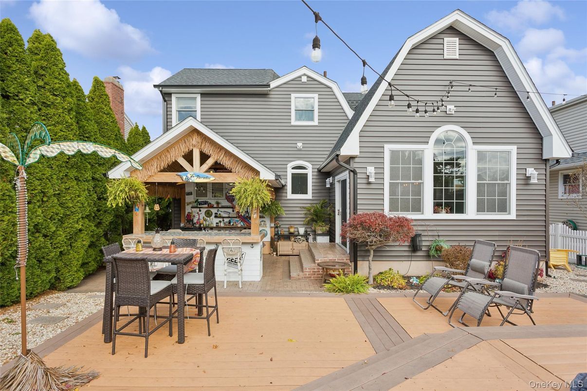 Exterior, Facade, Queen Anne Victorian