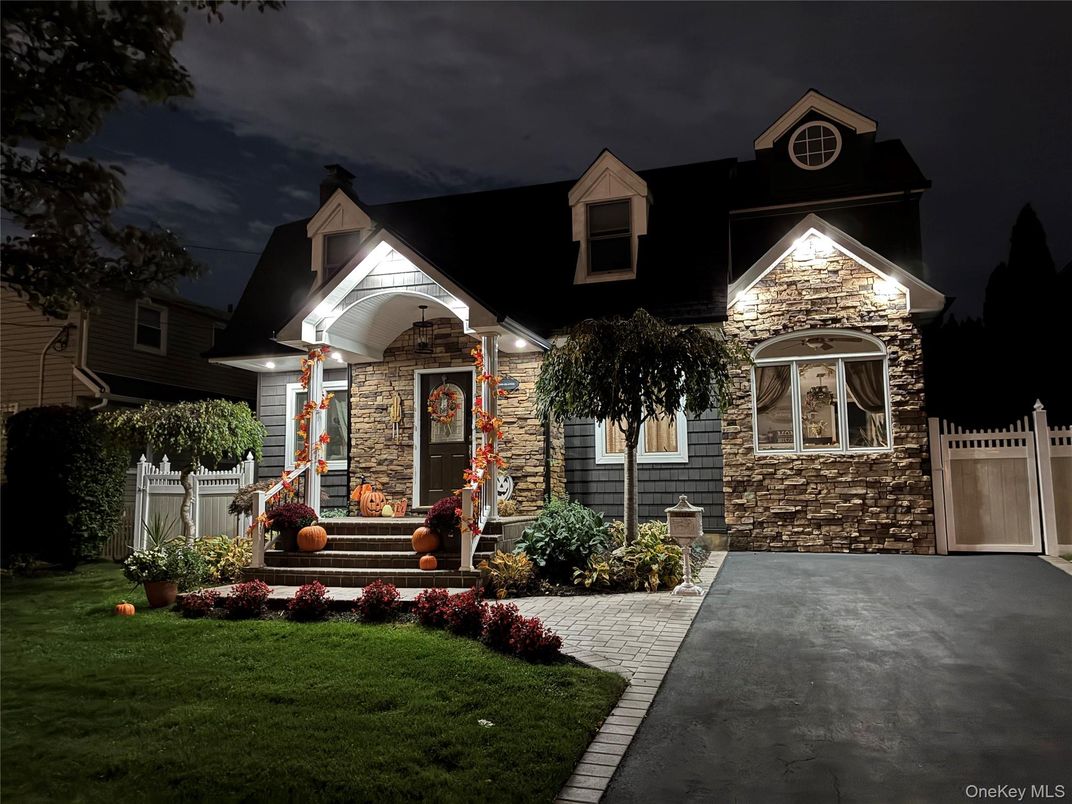 Exterior, Facade, Queen Anne Victorian