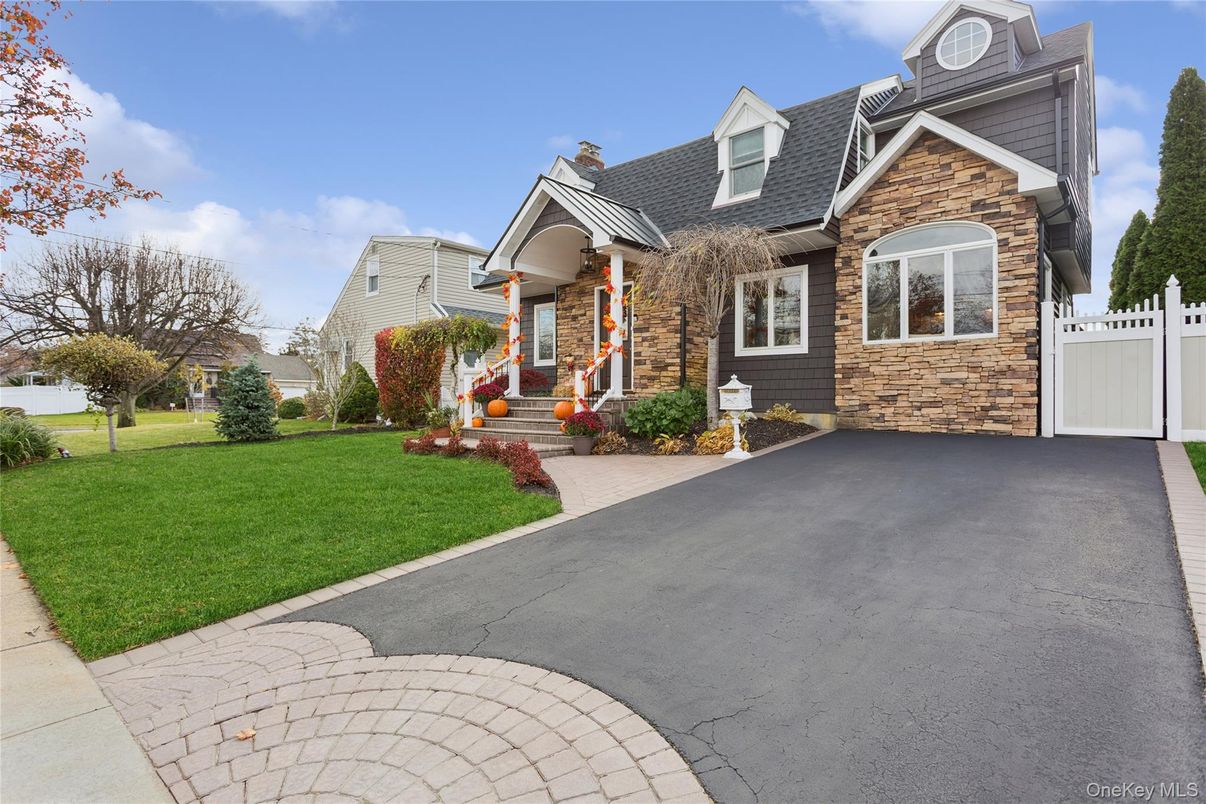 Exterior, Facade, Cape Cod