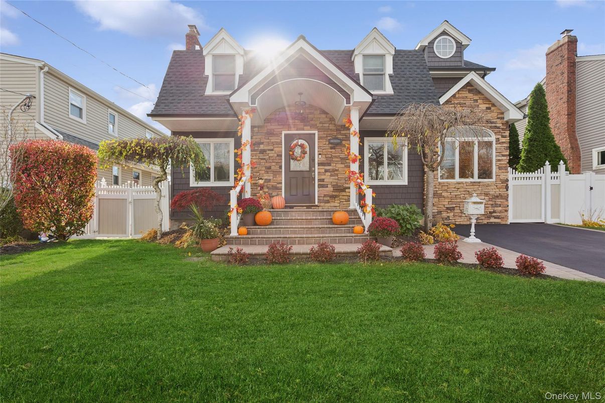 Attached, Exterior, Facade, Queen Anne Victorian