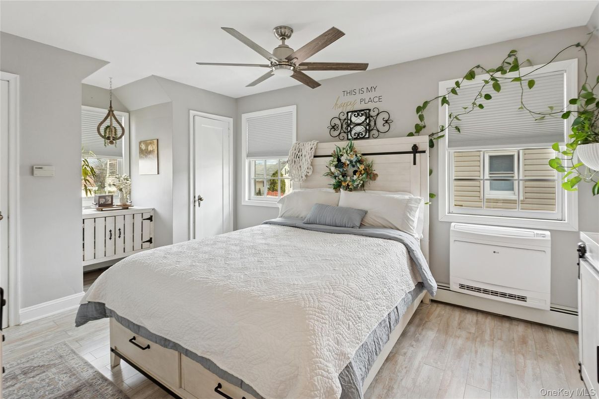 Bedroom, Interior, Pendant Lights, Wood Texture Flooring