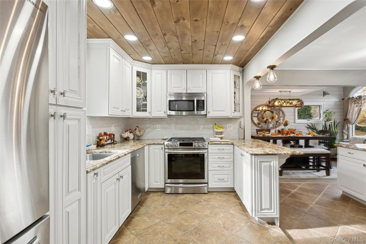 Chandelier, Dining room, Interior, Kitchen, Recessed Lighting, Stainless Steel Appliances, Wooden Ceilings