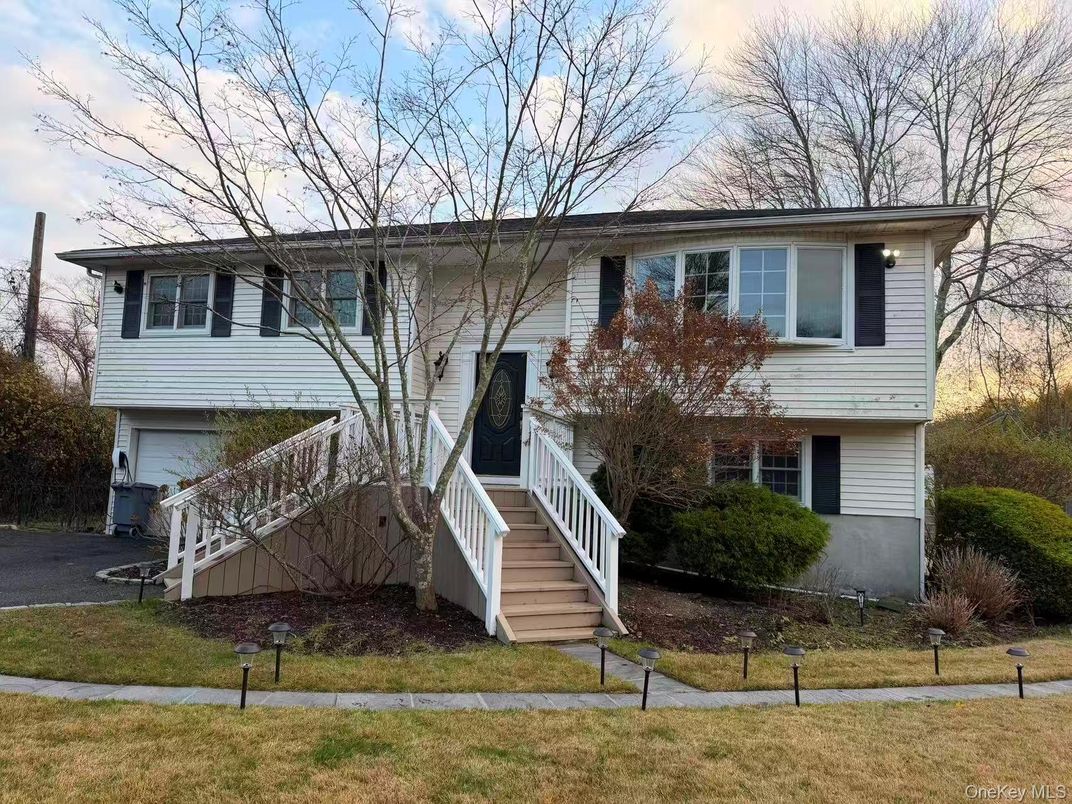 Attached, Exterior, Facade, Brick Facade, Raised Ranch