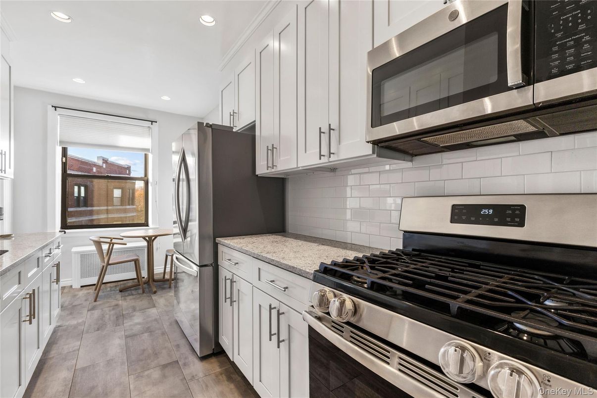 Dining room, Interior, Kitchen, Recessed Lighting, Stainless Steel Appliances