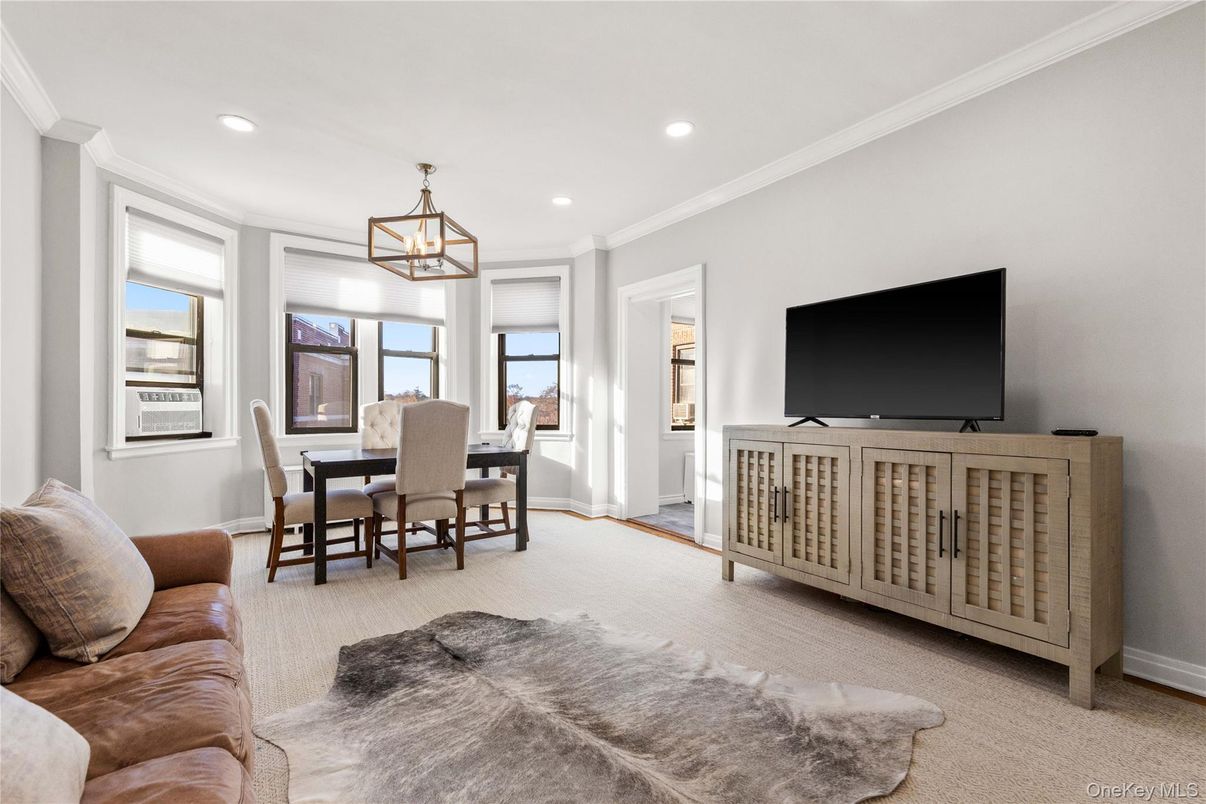 Dining room, Interior, Living room, Pendant Lights, Recessed Lighting