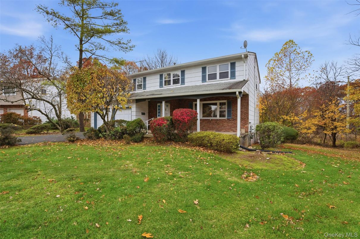 Attached, Exterior, Facade, Brick Facade, American Foursquare
