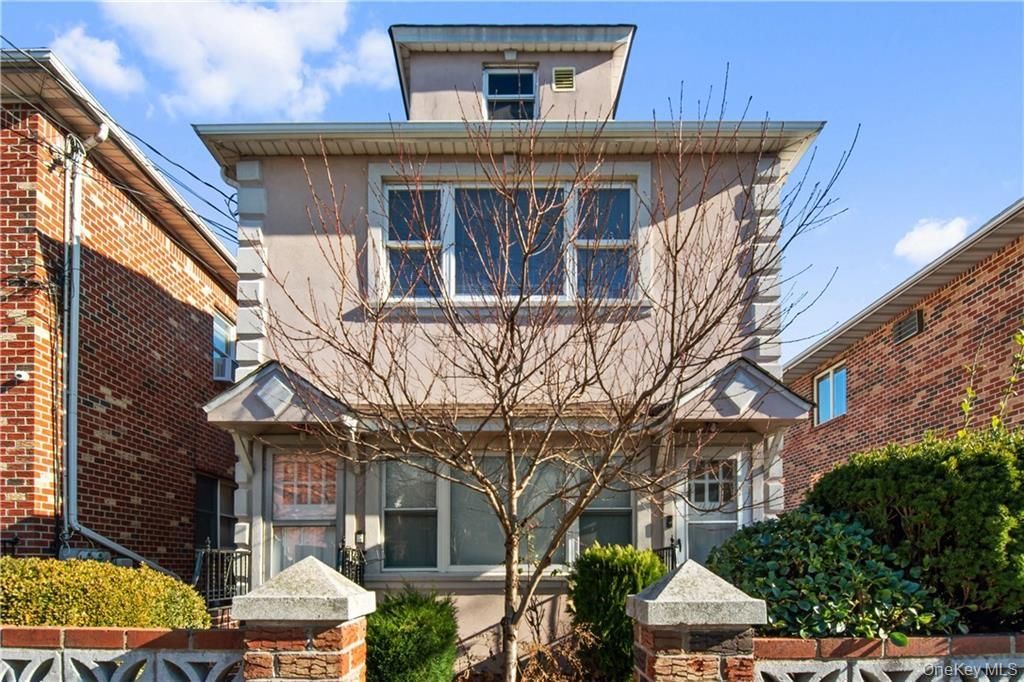 Exterior, Facade, Brick Facade, American Foursquare