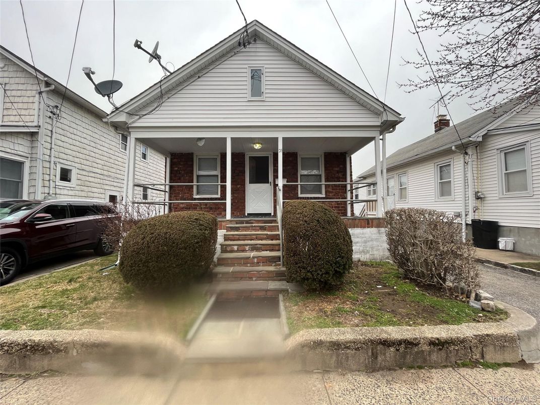 Exterior, Facade, Brick Facade, Queen Anne Victorian