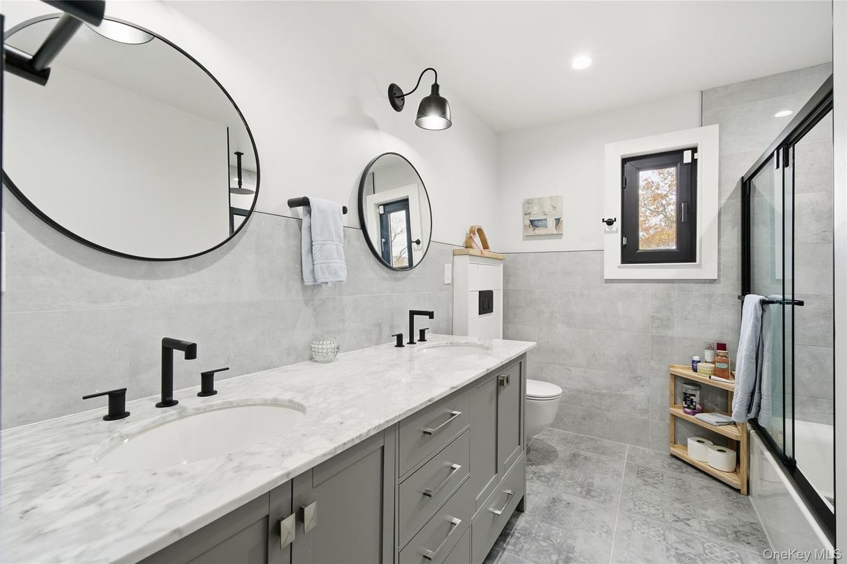 Bathroom, Dual Sink Vanities, Interior, Recessed Lighting