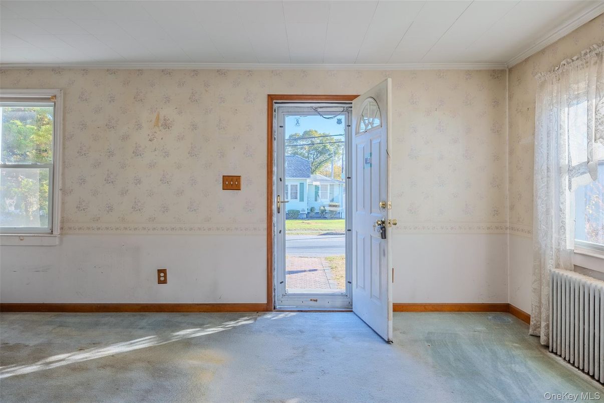 Empty room, Interior