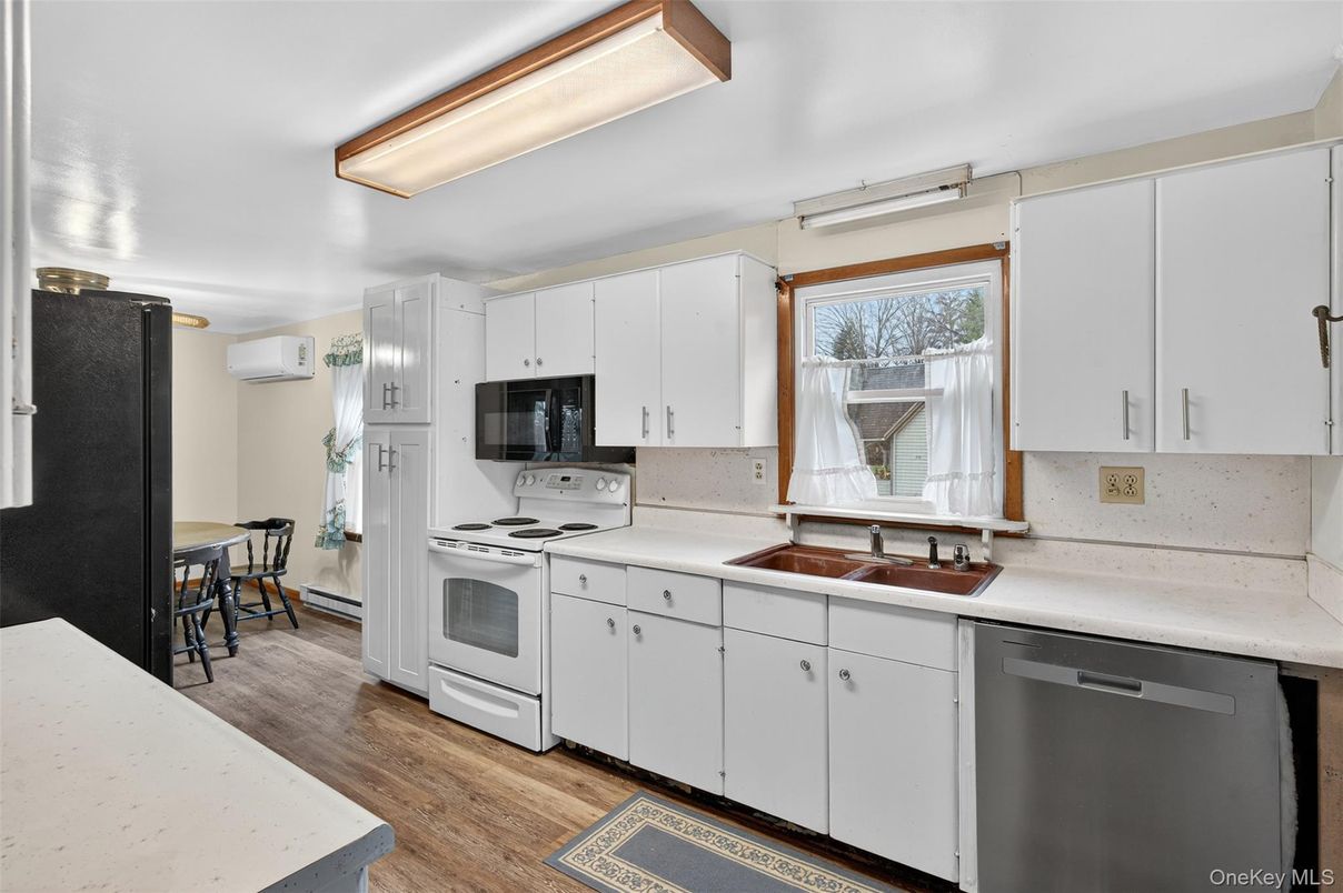 Dining room, Interior, Kitchen, Stainless Steel Appliances, Wood Texture Flooring
