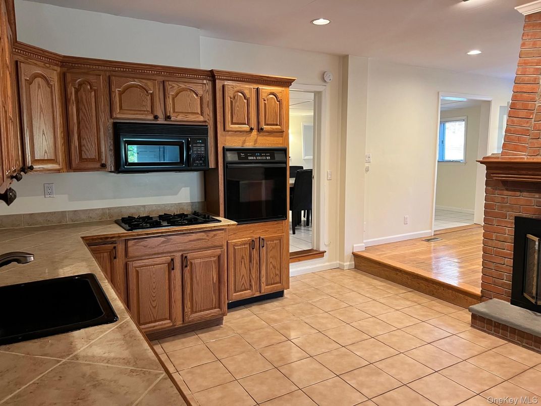 Fireplace, Interior, Kitchen, Recessed Lighting, Wood Texture Flooring