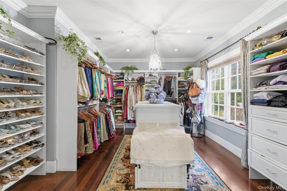 Interior, Pendant Lights, Recessed Lighting, Walk-in Closets, Wood Texture Flooring