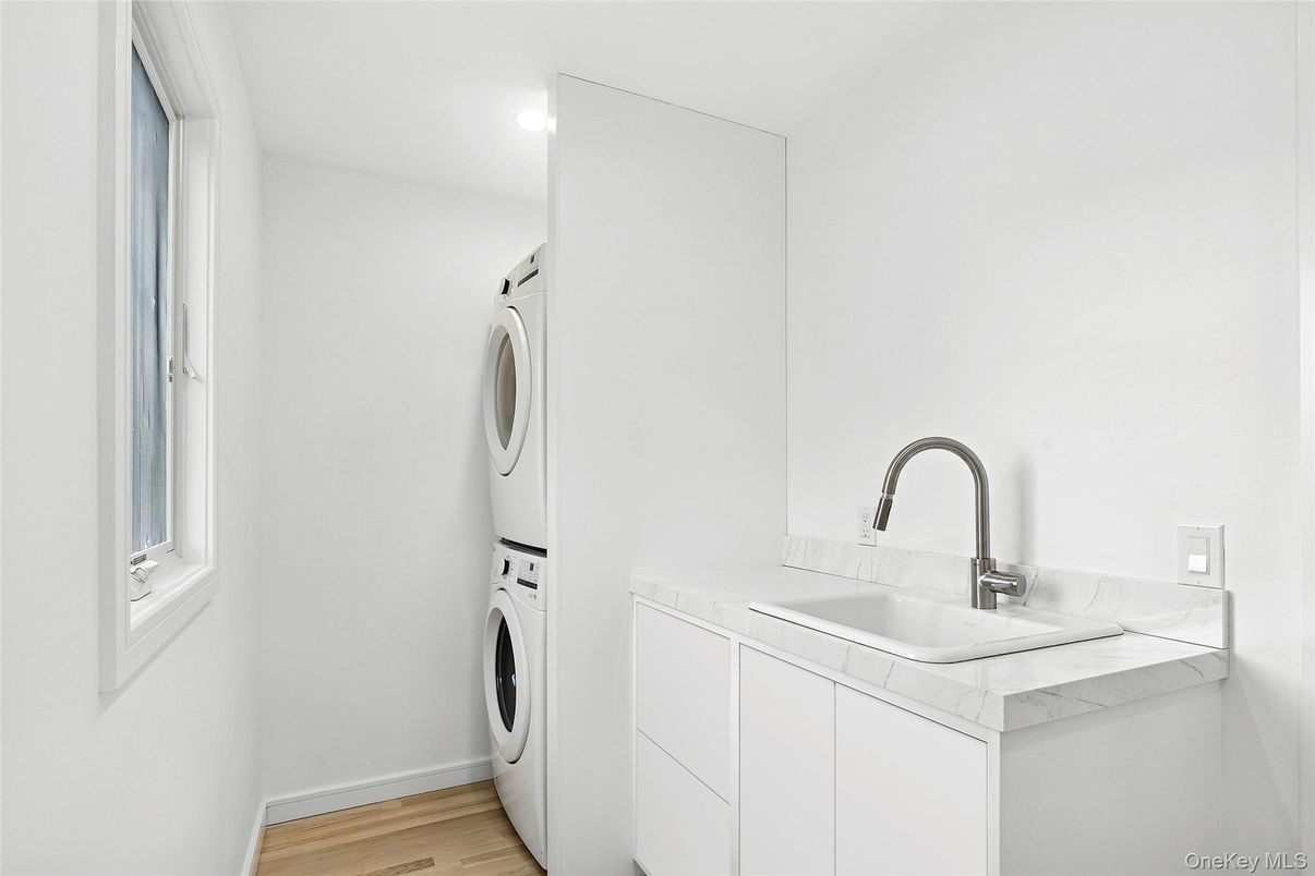 Interior, Recessed Lighting, Washer, Wood Texture Flooring