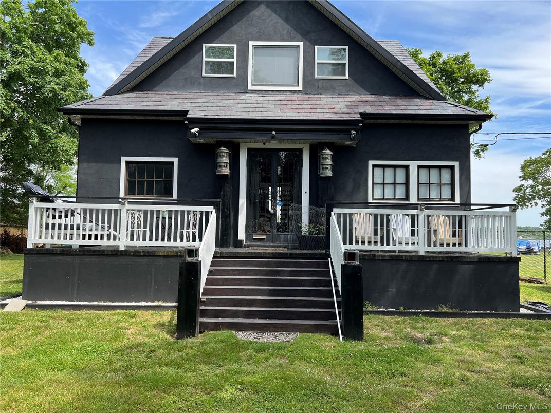 Exterior, Facade, Queen Anne Victorian