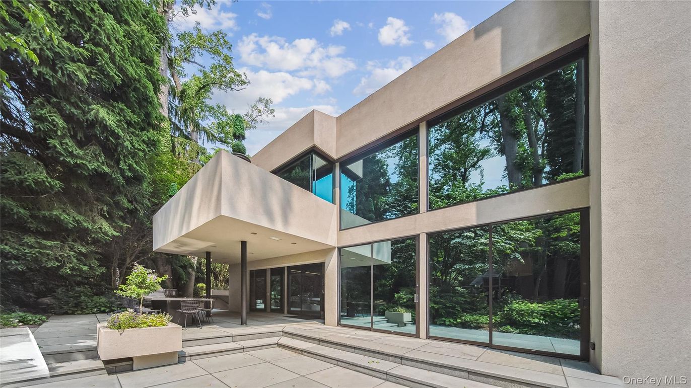 Exterior, Facade, Modern