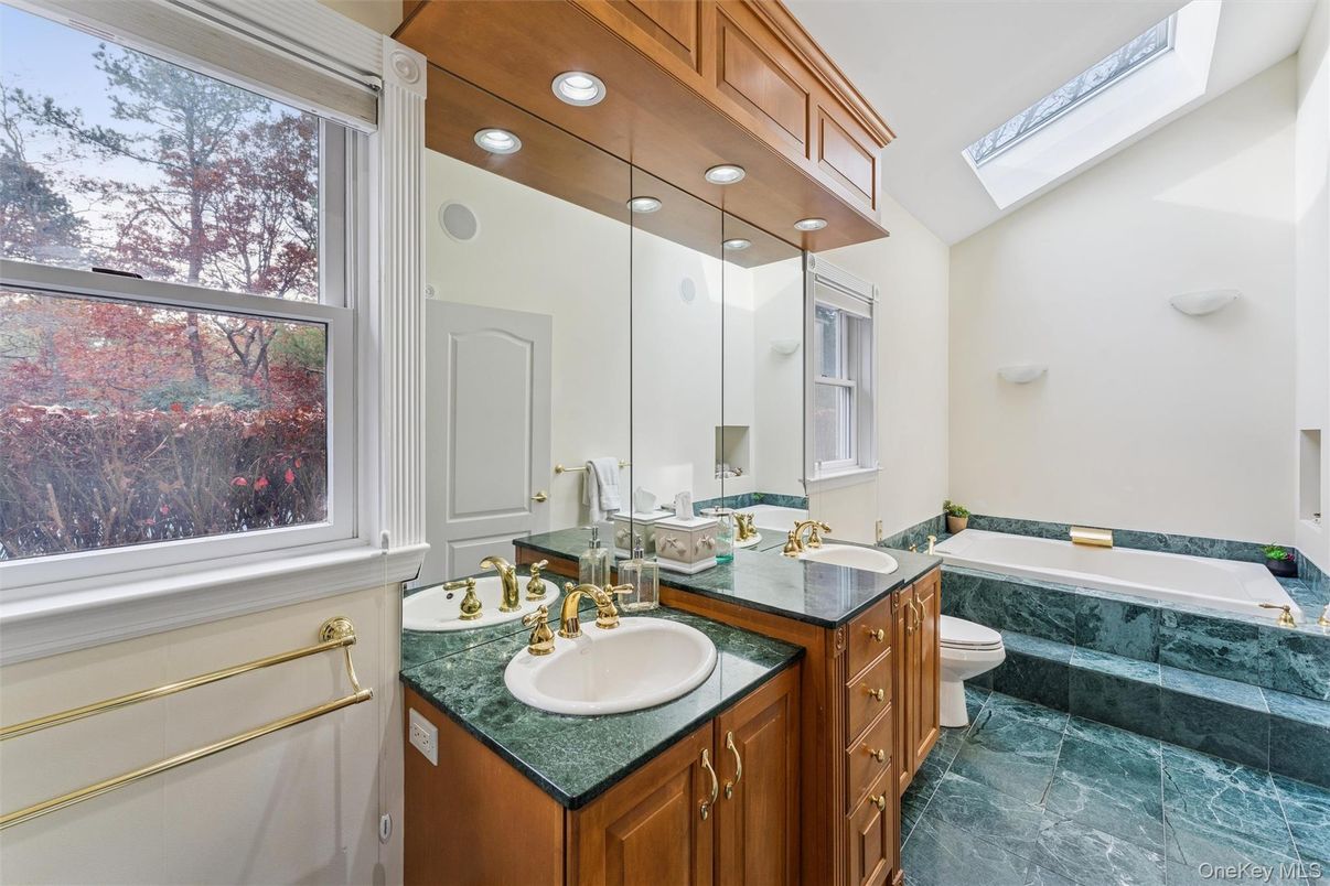 Bathroom, Dual Sink Vanities, Interior, Recessed Lighting