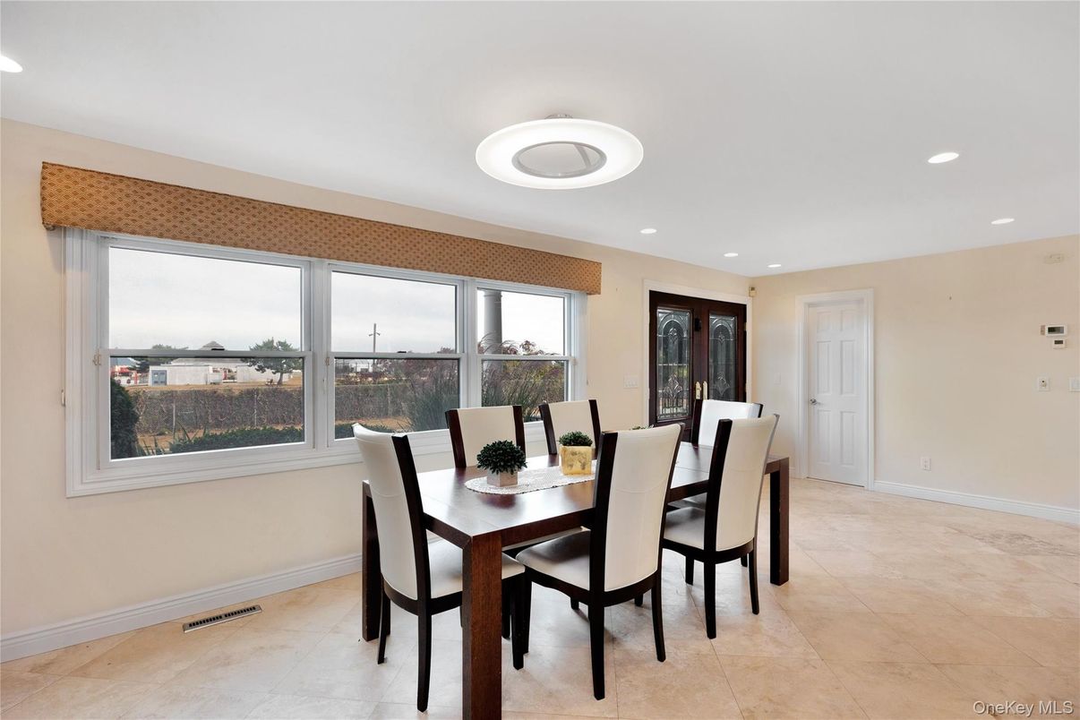 Dining room, Interior, Pendant Lights, Recessed Lighting