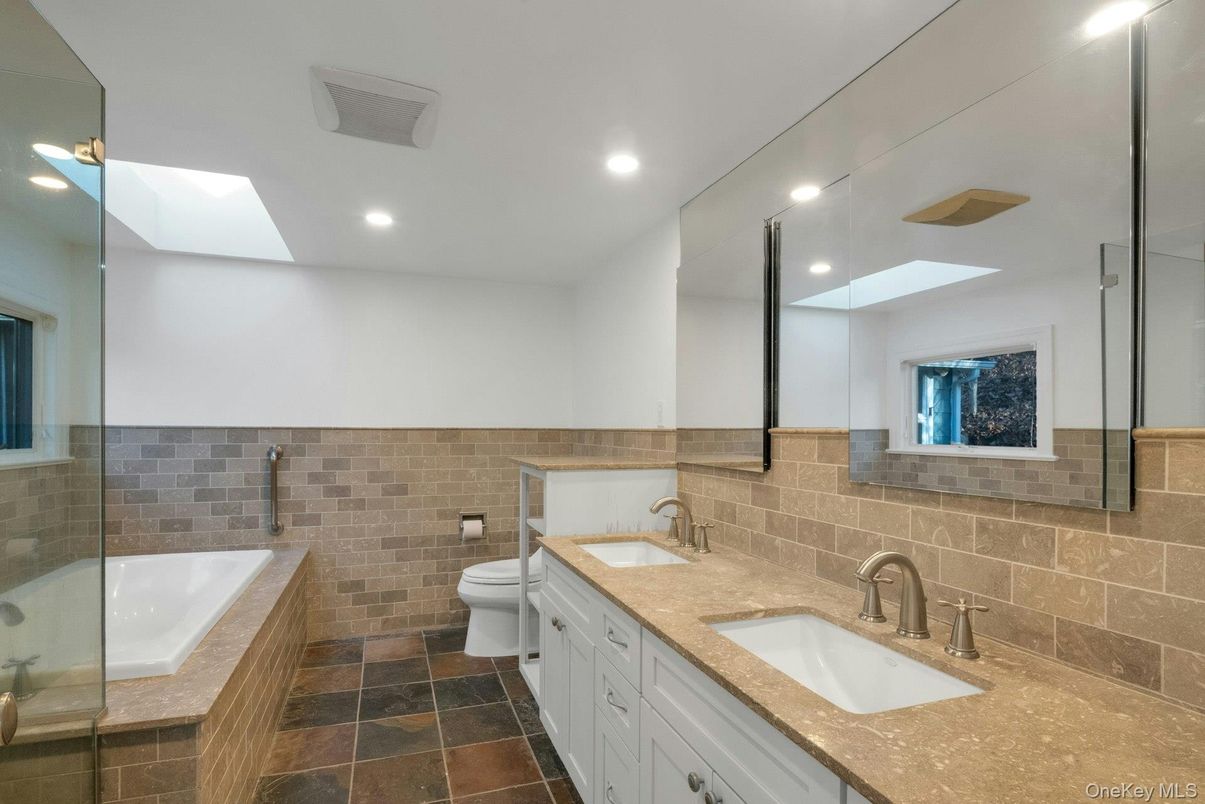 Bathroom, Dual Sink Vanities, Interior, Recessed Lighting