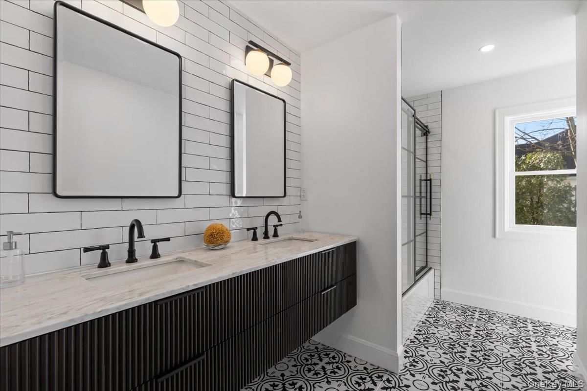 Bathroom, Dual Sink Vanities, Interior, Recessed Lighting