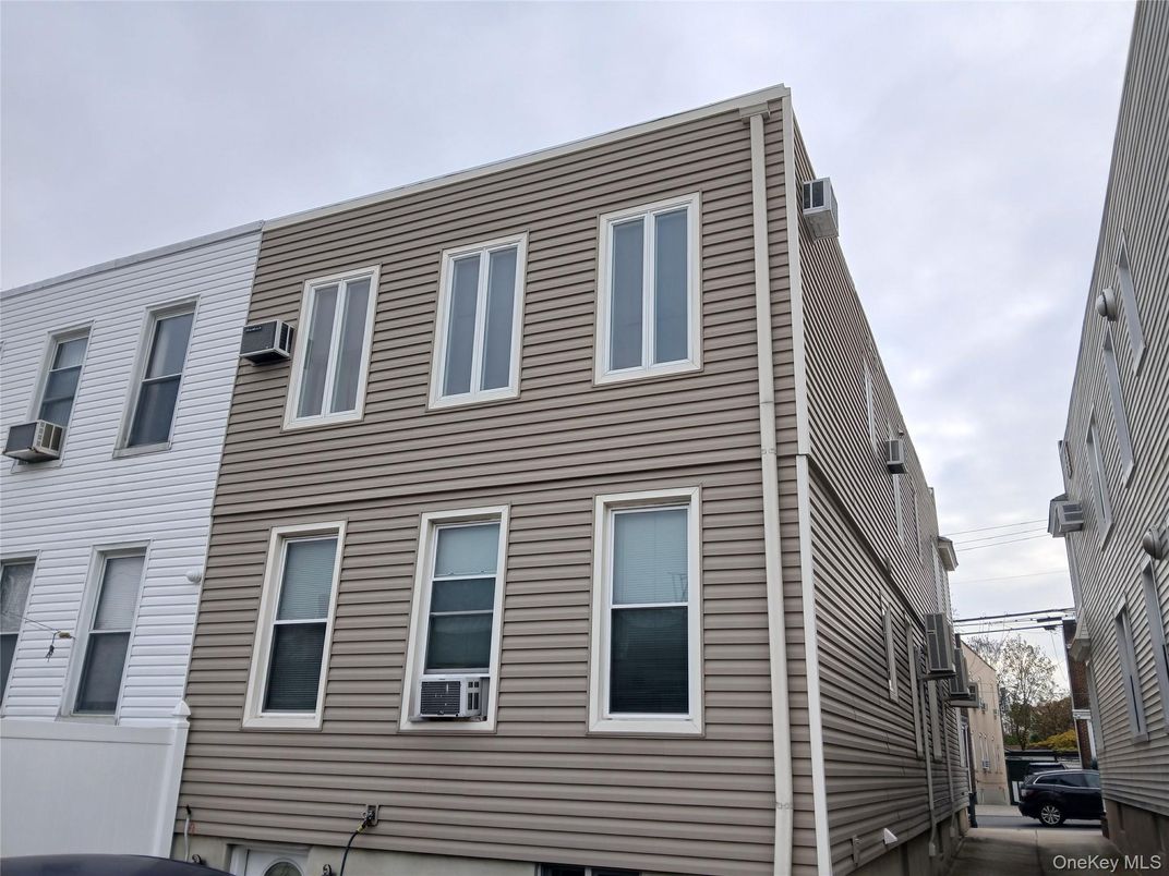 Exterior, Facade, Rowhouse