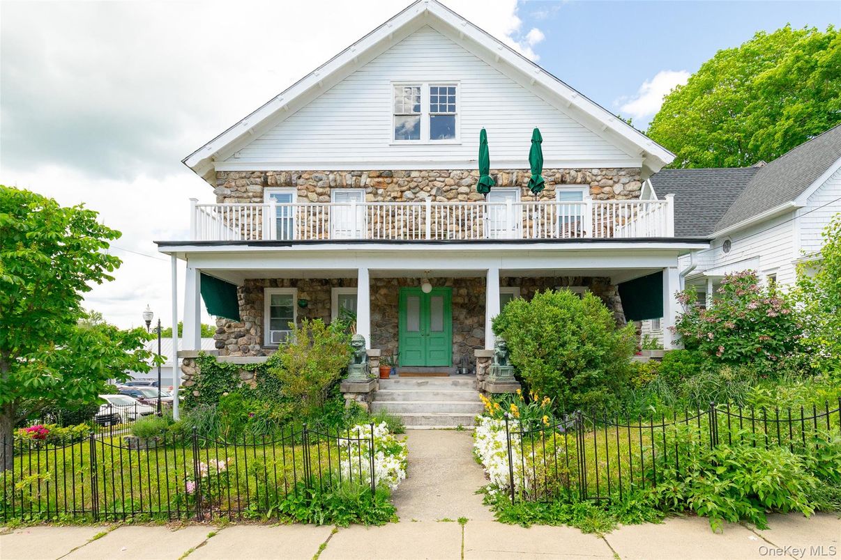 Exterior, Facade, Queen Anne Victorian