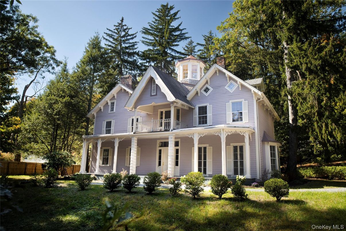 Exterior, Facade, Queen Anne Victorian